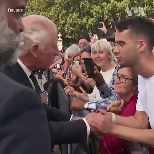 查尔斯国王在白金汉宫外与民众会面