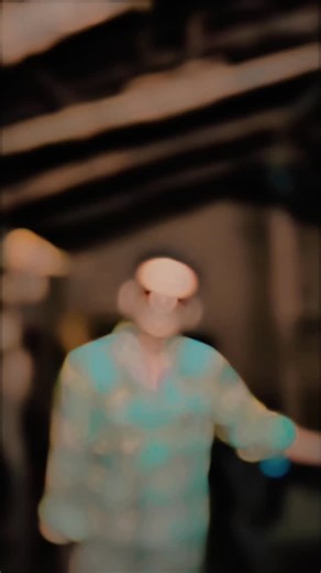 Anushka Suraj on Instagram: "#Instagram 2025 ka hi‑tech vibe简直炸裂！下面给你扒几个最劲的点： - *生成式 AI*：Restyle、Backdrop 等工具直接在 App 里帮你 P 图、换背景，玩得跟魔术一样。 - *Arm‑based AI 服务器*：Meta 把 Instagram 的推荐和排序任务搬到 Arm 架构的 data‑center，性能/功耗比 x86 高出不少，提升了 feed 和 Explore 的精准度。 - *ExecuTorch*：Meta 开源的 PyTorch 运行时，让 Cutouts、AR 效果、实时内容审核等 ML 任务直接跑在手机上，延迟低到几乎感受不到。 - *AV1 视频编码*：Reels 现在用 AV1，压缩率比 H.264/HEVC 提升约 30%，省流量、播放更流畅。 - *多层 Ranking 架构*：结合用户信号、内容嵌入和主题偏好，用 Two‑Towers 神经网络在 Explore 里实现秒级个性化推荐。 这些技术让 Instagram 在 2025 年的体验更丝滑、