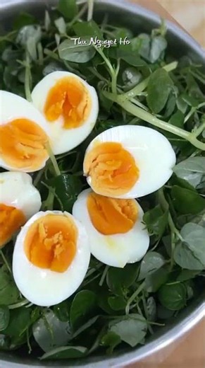 Hôm nay ăn gì!... Rau càng cua trộn trứng luộc