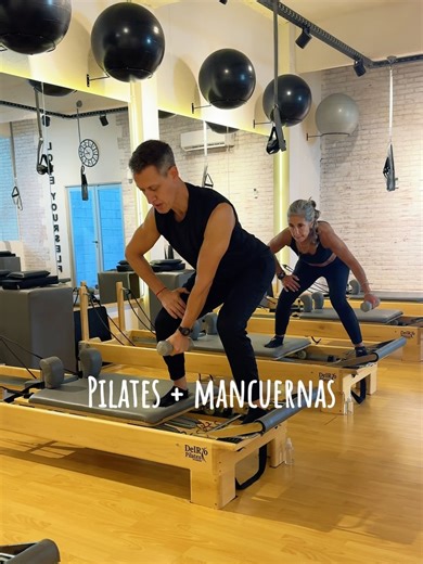 Studio Flow Pilates on Instagram: "🔥 Energía y fuerza en cada movimiento Las mancuernas son el complemento ideal para potenciar tu práctica de Pilates: activan brazos, core y piernas, sumando intensidad y control en cada ejercicio. Deslizá para ver esta secuencia que te deja con todo el power 💥 💛 Sumate a nuestras clases y entrená con nosotras en los nuevos horarios: martes y jueves 10, 11 y 13 hs con la profe Adriana. #mardelplata #pilates #pilatesreformer #pilatesmardel