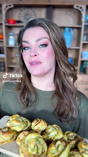✨Let op✨ Dit recept voor ham kaas bladerdeeghapjes is namelijk écht een recept dat je wilt hebben. Of het nu voor een Moederdag-ontbijt is of juist voor op de borrelplank, deze hapjes gemaakt met Uniekaas zijn altijd lekker. 🧀 Sla het recept nu op, want dit wordt jouw favoriete snack. AD | Uniekaas | Moederdag