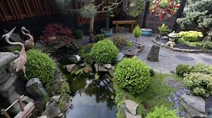 Ve své japonské zahradě si majitel vytvořil i místo pro klidné meditace - Novinky