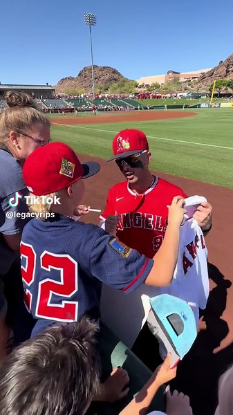 Zach Neto Autograph = Core Memory Unlocked ⚾️🔥🙌 Watching Hudson get an autograph from Zach Neto at Los Angeles Angels Spring Training was such a cool moment. Neto is always one of the players who takes time for the fans, and moments like this are exactly why baseball is the best. Taking a minute to sign a jersey might seem small, but to a kid it means everything. @Los Angeles Angels @MLB Respect to Neto for always showing love to the fans! 👏 Who’s the coolest player you’ve ever gotten an auto