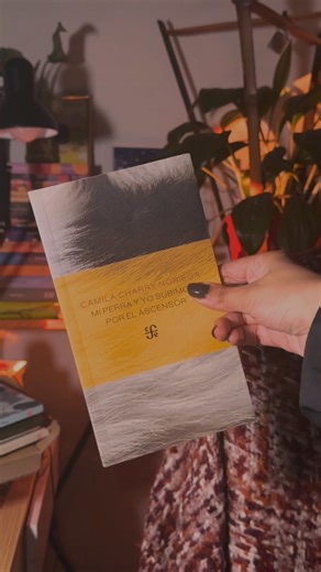 Lina Escribe on Instagram: "Y aquí una grandiosa escritora colombiana y su poemario que me robó TODO por unos cuantos días.🍂📖 Quiero contarte que desde que vi este poemario en la librería sabía que iba a ser una de esas lecturas que te hacen el corazón blandito y lagrimear. Así fue, un absoluto llamado este libro. Tenía mucha curiosidad de leer a Camila Charry y este fue mi primer acercamiento. Memorable la verdad. Además de la belleza en la cotidianidad de su mirada, también me encantó el com