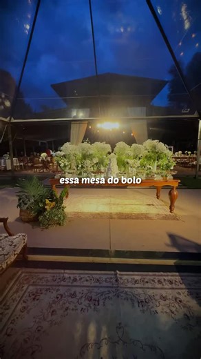 Arte e Deco - Decoração de Eventos on Instagram: "Para essa decoração incrível no Espaço Faveral, nós criamos um projeto de mesa de bolo 360º que permitiu uma experiência completa de todos os ângulos. Nós apostamos em uma composição super farta, misturando flores como Gipsofila, Astromélia, Rosas e Lisantos, além do toque especial do Aspargo Plumoso. Para dar movimento e leveza, usamos tubos de vidro em várias alturas e tamanhos, criando um contraste lindo com a madeira da mesa. A paleta em verd