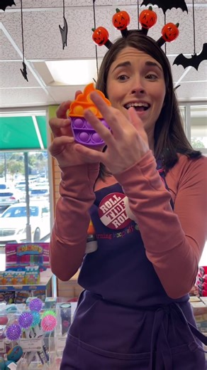 Snap your fingers and it’ll be Halloween! #fidgettoys #fidgettoy #fidgets #fidget #fidgetfun #fidgettrading #halloween #halloweenfidgets #toys #toy