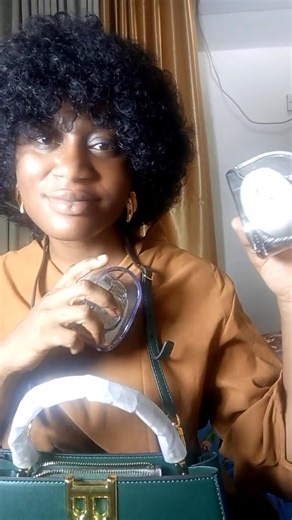 One of the reason you should patronize me is because I give absolute value for your money I can boldly say your money is safe with me Available as seen; BAGCO luxury handbag ₦27,000 Black wristwatch for my odogwu ₦30,000 Silver colour #30,000 #deluxeelitehub #TimelessLuxury #statementpieces #fypシ | Mercy Alabi