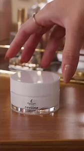 769K views · 333 reactions | O primeiro neurocosmético pró-colágeno chegou para potencializar sua rotina de skincare inteligente. Reviline Retinol Creme combina Retinol e Ácido Hialurônico Nanoencapsulados para uma ação de renovação celular intensa, redução de rugas e flacidez, além de um efeito lifting imediato. | Mantecorp Skincare | Facebook