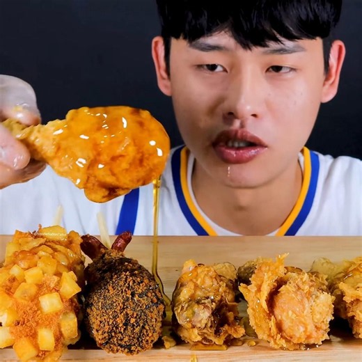 Honey Fried Chicken🍗🤤 #asmr #satisfying #mukbang #bigbites #friedchicken #eatingsounds @Bonggil