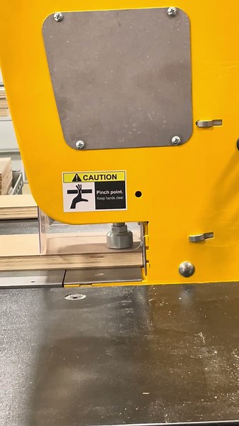 Pocket Cutting Machine that Automatically Inserts the Screws