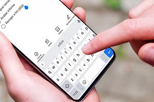 Ahorra tiempo al escribir en tu móvil Android: así se configura la sustitución de texto en Gboard
