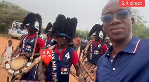 Nous étions au village N’gangoro Ahitou, à Tiébissou, pour accompagner la famille aux funérailles de N’Goran Yao Charlemagne, père biologique de Yao Prof, en fonction à Korhogo. La belle-famille venue de Korhogo était présente, accompagnée du Djéguélé de Soro Pascal de Nakaha (balafon), apportant une touche culturelle forte et respectueuse. Un immense merci à la délégation des Abron venue de Bondoukou. L’alliance est en marche. | Sékongo Kassoum
