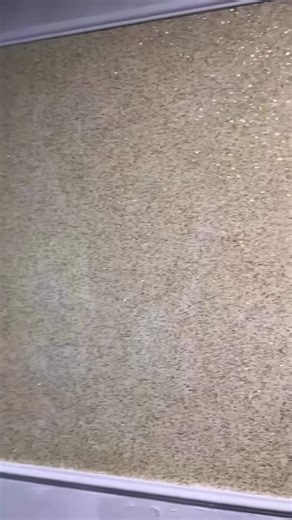 ARLE | REVESTIMENTOS on Instagram: "A combinação entre o piso fulget e o papel de parede líquido oferece um equilíbrio perfeito entre resistência e sofisticação. O fulget, aplicado em áreas externas, garante segurança, durabilidade e um visual rústico e elegante, ideal para espaços com grande circulação. Já o papel de parede líquido, com sua textura única e acabamento contínuo, traz aconchego e requinte aos ambientes internos, além de oferecer benefícios acústicos e térmicos. Juntos, esses mater