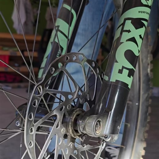 🚲 Cours Mécanique Vélo - Énergie CMB 🔧 Si ton bike ressemble à ça 😅 et que tu veux être capable de régler toi-même ces problèmes, le cours de mécanique avancée 2 est parfait pour toi ! 👉 Par ici les inscriptions : https://forms.gle/qVD37ugT6zUk1NLA8 Il ne reste que quelques places dans le cours de mécanique avancée 2, arrête d’y penser et viens « wrencher » avec nous 😎🛠 Comme les cours de mécanique base 1 et avancée 1 se sont remplis rapidement, nous avons ouvert de nouvelles disponibilité