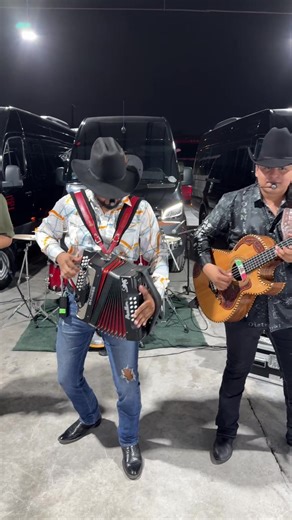 Flor de Capomo: Acordeón en Vivo y Cumbia Norteña