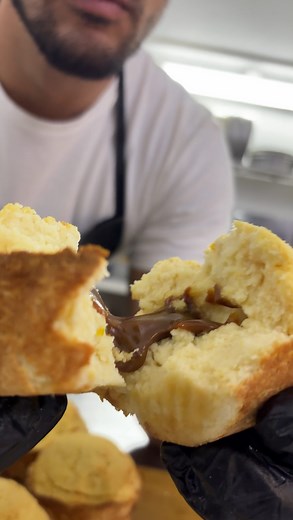 Juan Del Bono | Alimentación Saludable on Instagram: "🍊Muffin naranja🍊 Ingredientes: •1 taza de harina de avena •1/2taza de harina de coco •1/2 taza de coco rallado sin azúcar •1 cda de polvo de hornear •Ralladura de 1 naranja grande •Jugo de 1 o 2 naranjas grandes (aprox. 1/2 taza) con su ralladura •3 huevos •1/2 taza de aceite de coco derretido o manteca clarificada •Chorrito de stevia líquida (1 cda) •1 cdita de extracto de vainilla •Dulce de leche sin azúcar c/n #receta #saludable #muffin