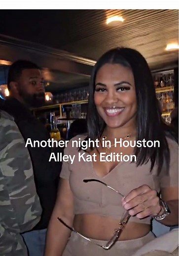 @Tiffany E. Went back to @AlleyKat On Main to confirm what I saw last time ! Didn’t disappoint! P.s. I was 🔥& ❄️ at the same time 💦😩🤷🏾‍♀️#houston #houstontx #fy