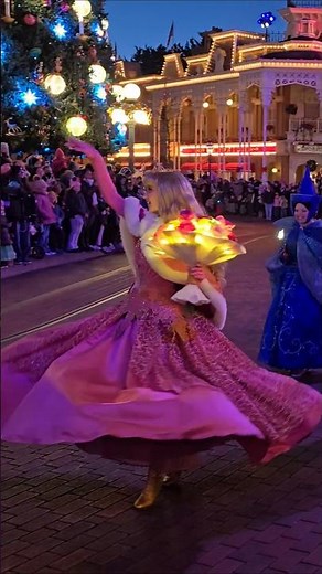 Disneyland Paris, Aurora. Shine A Light on this magical evening! Mickey’s Dazzling Christmas Parade