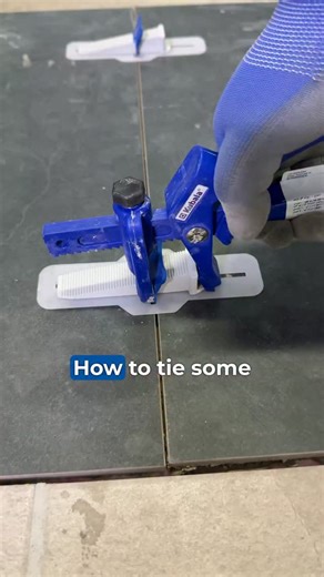 Kubala Tools on Instagram: "🧱 How to tie wedges on a leveling system? A leveling system only works if it’s installed and removed correctly 👇 1️⃣ Insert the wedge properly After the clip and tiles are in place, take the protection plate and the wedge. Click the wedge into the clip so it’s seated and ready for tightening. 2️⃣ Set the pliers correctly Place the pliers over the clip and wedge. Loosen the adjustment bolt, push the plate against the clip so the pliers sit correctly (one side on the 