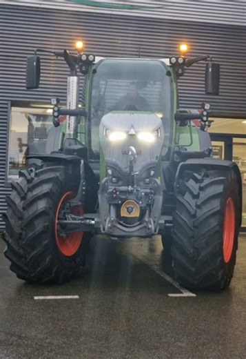 🚨 Livraison d’un Fendt 726 Power Gen 7 Setting 2 dans le secteur de Morlaix 🎥 ↪️Cabine suspendue pneumatique ↪️Pont avant suspendu ️↪️GPS Trimble ↪️Transmission à variation continue ↪️Pompe hydraulique LS 220 l/min ↪️4 distributeurs hydrauliques 1 ligne avant ↪️Climatisation auto-régulée ↪️Relevage avant 1 prise de force avant ↪️Phares à LED ↪️Siège titanium ↪️Pneumatiques Trelleborg 710 70 R42 & 600 70 R30 ↪️Masses de roues 2 x 300 kg Merci à notre client pour sa fidélité ! #servipro #fendt #