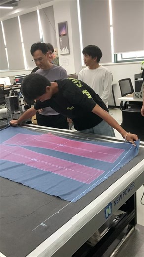 Wow! This single-ply cutter’s a fabric pro! Chiffon, denim, silk—all nailed! No fabric pickiness, super easy! Garment pros, just grab it! #GarmentEquipment #EfficientCutting #SinglePlyCutter