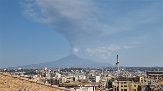 Itálii zasáhla vlna zemětřesení. Sopka Etna vybuchla | TN.cz