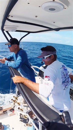 2 MARLINS AT THE SAME TIME BEHIND US... 😳 #fishing #bluemarlin #biggamefishing #fishing #marlin