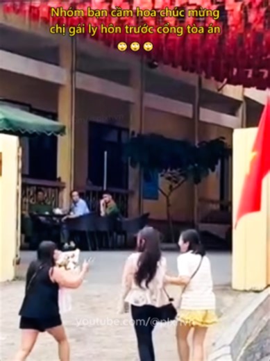 Nhóm bạn chúc mừng chị gái ly hôn trước tòa án