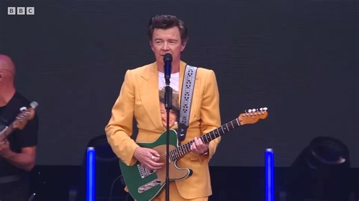 Rick Astley Performs 'Everlong' by Foo Fighters Live