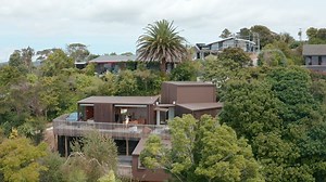 84 reactions · 9 comments | Perched high above Moonlight Bay, with 180-degree views across Raglan Harbour, this cedar-clad holiday home’s setting is spectacular. Clever features like full-height doors that slide away and custom bunks easily allow large gatherings of family and friends to relax and enjoy. See more from this home: vantage.co.nz/bay-watch | Vantage Windows & Doors | Facebook