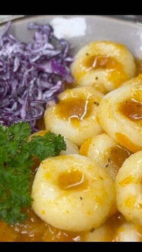 Mięciutkie, delikatne i zawsze idealne! Kluski śląskie, które nie rozgotowują się i nie twardnieją – mój sprawdzony trik krok po kroku 👇🥔❤️ ⸻ 🥔 Składniki: • 800 g ziemniaków (przed obraniem) • ok. 150 g mąki ziemniaczanej • 1 małe jajko • 1 łyżeczka soli (do ciasta) • 2 litry wody pół łyżki soli do gotowania • masło do polania ⸻ 🍽️ Przygotowanie: 1. Ziemniaki obierz, opłucz i pokrój na kawałki. 2. Zalej wodą tylko do przykrycia i gotuj bez soli ok. 20 min. 3. Odcedź, wstaw na mały ogień i po