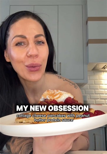 These are on repeat lately 🤍 Soft, fluffy, high-protein pancakes that actually keep you full (and don’t spike your cravings an hour later). Here’s how I make them: Pancakes: – 1 egg – 1 cup cottage cheese – ½ cup flour – white chocolate chips (optional) – Cinnamon – Splash of milk Mix all ingredients together , cook, and you’ll get about 6 bigger pancakes 🥞 Peanut butter protein sauce: – 2 tbsp PB2 – 1 big tbsp coconut 🥥 whey protein from @legion (use code MFIT to save 💸) Mix with a little m