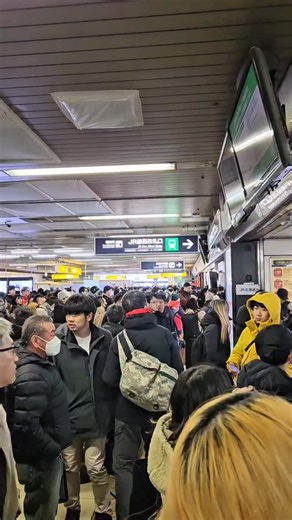 All JR train services in Sapporo were delayed today due to heavy snowfall and safety precautions. | Wander in Japan