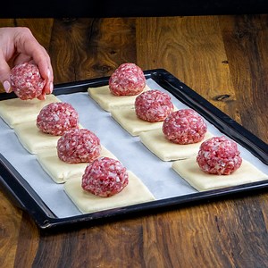 112K views · 1.3K reactions | Cook a fabulous appetizer using less than 0.5 kilo of minced meat and puff pastry! Ingredients: puff pastry - 800 g (28.2 oz) minced meat - 450 g (15.9 oz) onion - 1 piece salt - 5 g (0.18 oz) black pepper - 5 g (0.18 oz) eggs - 1 piece pressed cheese - 150 g (5.3 oz) IN THE OVEN 180 °C (356 °F)/20 minutes | Cookrate | Facebook