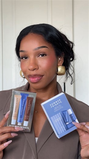 REVOLVE on Instagram: "‘Tis the season for gift giving 🎁 @schaebreezy_ ‘s beauty gift recs & more are on sale now 🛍️ Use code MERRY20 from 12/11 - 12/12 for 20% off all beauty 💋 *Exclusions apply THE GIFTS ✨ @summerfridays Jet Lag Essentials Set + The Holiday Trio ✨ @kosas Cloud Set Translucent Loose Setting + Blurring Powder ✨ @anastasiabeverlyhills Lip Liner"