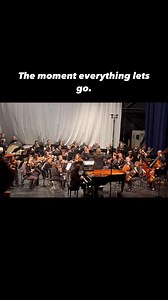 The finale of Rhapsody in Blue is that rare moment where everything lets go — jazz edge, orchestral sweep, and a piano that finally takes the lead. No restraint. No nostalgia. Just forward motion. 🎹 Thomas Pandolfi 🎼 Gershwin: Rhapsody in Blue — Finale If you feel that surge at the end every time too, you’re not alone. #RhapsodyInBlue #Gershwin #LivePerformance Piedmont Symphony Orchestra Sith Bass | Thomas Pandolfi