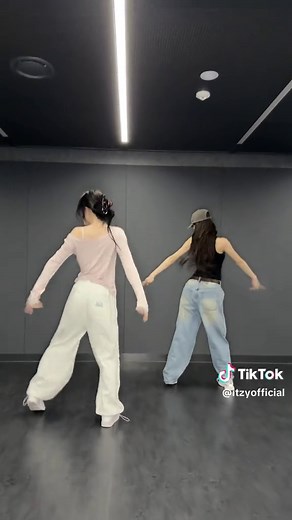ITZY 대추노노 유채꽃 Ver. - Chaeryeong & Yuna