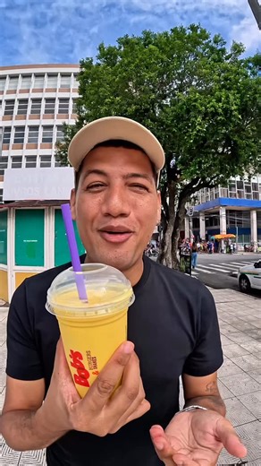 Breno couto - Destinos Sem Fim on Instagram: "E eu que descobri que no centro de Aracaju tem um milkshake de milho? 😳 Juro pra vocês, eu achei que era brincadeira… mas é real! Fui lá provar, e olha… parece uma pamonha gelada no copo 😅🌽 O sabor é bem diferente do que tô acostumado, mas se você curte milho, vale a experiência. Tá sendo vendido no Bob’s . Alguém aí já provou ou teria coragem? 🤔 #aracaju #sergipe #food #foodtour #milkshake #milho #saojoao #centrodearacaju #bobs"
