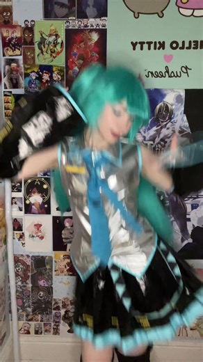 * #HATSUNEMIKU * ignore my face I lowk started kicking the door on accident #miku #vocaloid #cosplay #hatsunemikucosplay