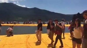 Christo and Jeanne-Claude: The Floating Piers, giorno 1. Migliaia di persone fluttuano sulle acque del lago di Iseo camminando, rigorosamente a piedi nudi, sulla passerella dell'artista bulgaro. Per Christo, un sogno che si avvera dopo 40 anni. Al link http://bit.ly/christo-thefloatingpiers-iseo la gallery dell'evento. | Abitare