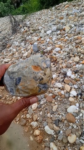 Wow 😱!! Amazing. Find unique stones.