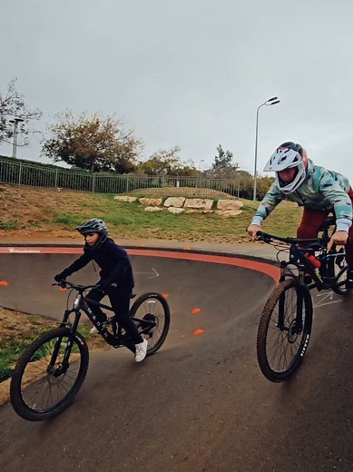 مهارات قيادة الدراجة في ملعب PumpTrack