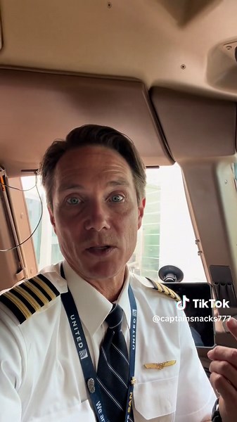 B777 Go-Arounds: A Normal Safety Maneuver Explained | United Airlines Flight Demo