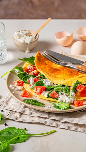 Hüttenkäse Omelette 😍 Ich bin ja meistens eher der süße Frühstücks-Typ, aber manchmal darf es eben auch herzhaft sein 😋 Dieses leichte Omelette mit körnigem Frischkäse, Spinat und Tomaten schmeckt herrlich lecker und ist auch perfekt als schnelles Mittagessen 🤩 📌 Speichere dir das Rezept am besten gleich ab. Zutaten: 3 Eier 100g Hüttenkäse Salz, Pfeffer 6 Cherrytomaten 30g Babyspinat 1 TL Olivenöl (für die Pfanne) Zubereitung: 🥚 Die Eier mit 50g Hüttenkäse, Salz und Pfeffer verquirlen. 🥚 E