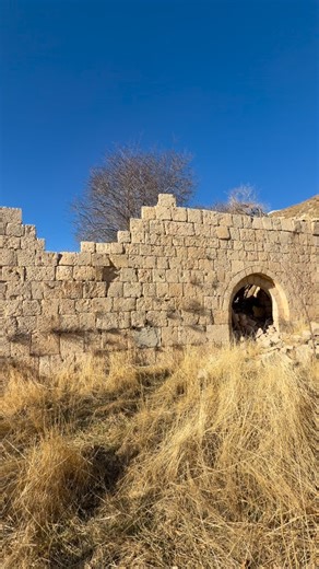 📍 Gabar Dağı – Alkemer (Derşew) Köyü 🔔🔔🔔İLK DEFA GÖRÜNTÜLENDİ 🔔🔔🔔 Gabar’ın sarp kayalıkları arasında, yılların sessizliğini saklayan terk edilmiş bir köy… Alkemer (Derşew), bir zamanlar Gabar’ın en büyük yerleşimlerinden biriydi. Taş evleri, bağları, eski Süryani izleri ve dağa yaslanmış dar sokaklarıyla bu bölgenin hafızasında derin bir iz bıraktı. ⛰️🍃 1990’lı yıllarda yaşanan güvenlik sebebiyle boşaltılan bu köy, bugün hâlâ sessiz… Evlere sinmiş koku, yarım kalmış hayatlar, göç eden in