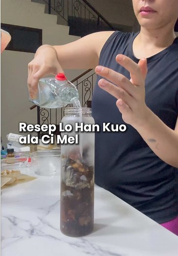 Anakku disuruh rutin minum Lo Han Kuo sebulan penuh, awalnya cuma direbus biasa.. Tapi pas aku coba bikin versi cold brew dan tambahin beberapa bahan herbal, rasanya manis alami, ada rasa fruity, dan calming banget! 😍 Resep: 1 buah lo han guo 2 sendok makan goji beri 2 sendok makan lengkeng kering 5-8 buah angco (boleh dipotong2) 2 sendok green tea (boleh pakai yg ada di rumah) Cara Bikin: 1. Bilas buah biksu, goji berry, dan lengkeng. 2. Pecahkan buah biksu, rendam dengan goji dan lengkeng dal