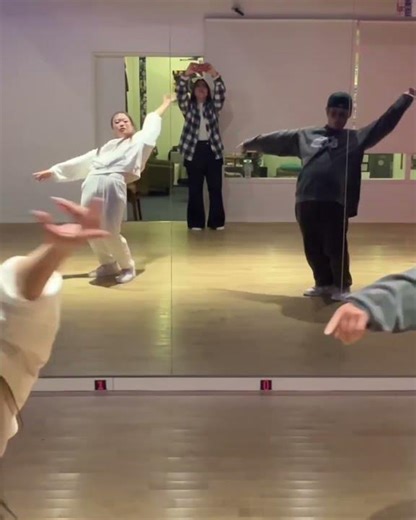 新譜で踊ったりこういうノリで踊ってみたい、踊れるようになりたい方は是非来てほしいです！ホットな空間にします🔥毎週(金)21:10一緒に踊りましょう💃✴️