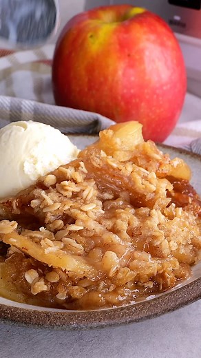 This Slow Cooker Apple Crisp is warm, cozy and so easy to make. It's perfect for Thanksgiving! | Kim's Cravings