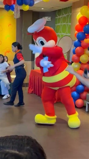 Jollibee dance craze ngayong taon! #escalator #funnyshorts #fitness #nature🚗🔥#love #jollibee