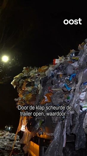 Vrachtwagen verliest hele lading aan geperst huisvuil #rtvoost #shorts